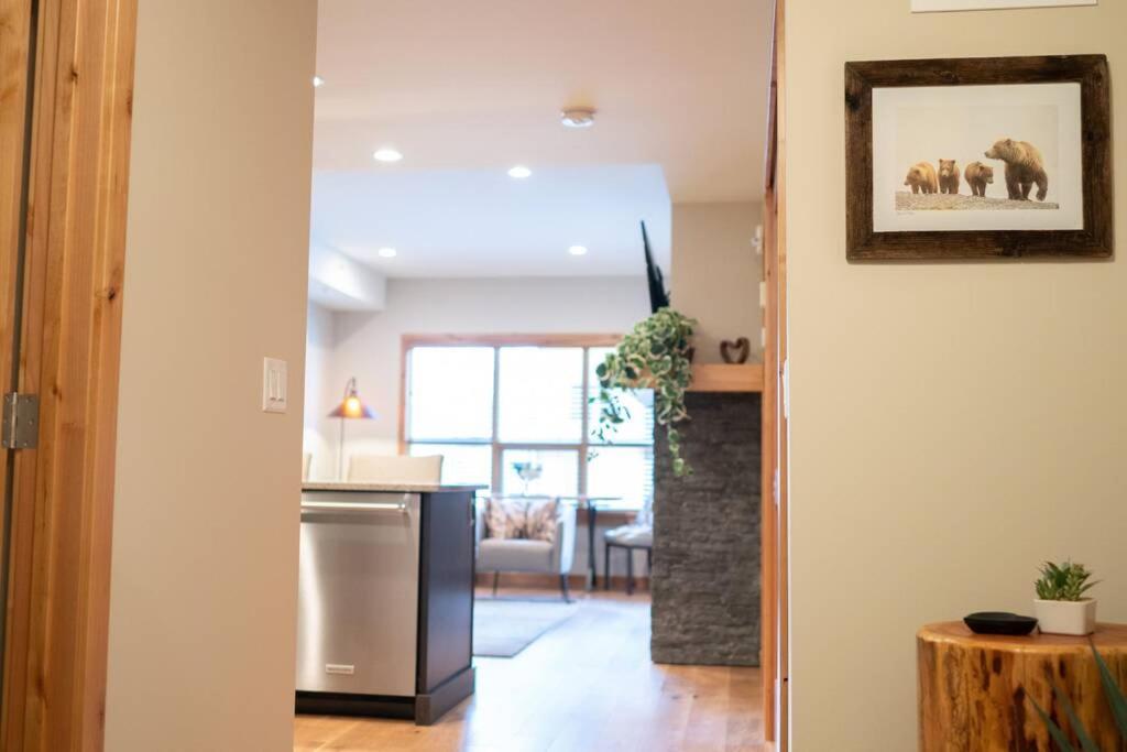 Spring Creek Luxury King One Bedroom At White Spruce Lodge แคนมอร์ ภายนอก รูปภาพ
