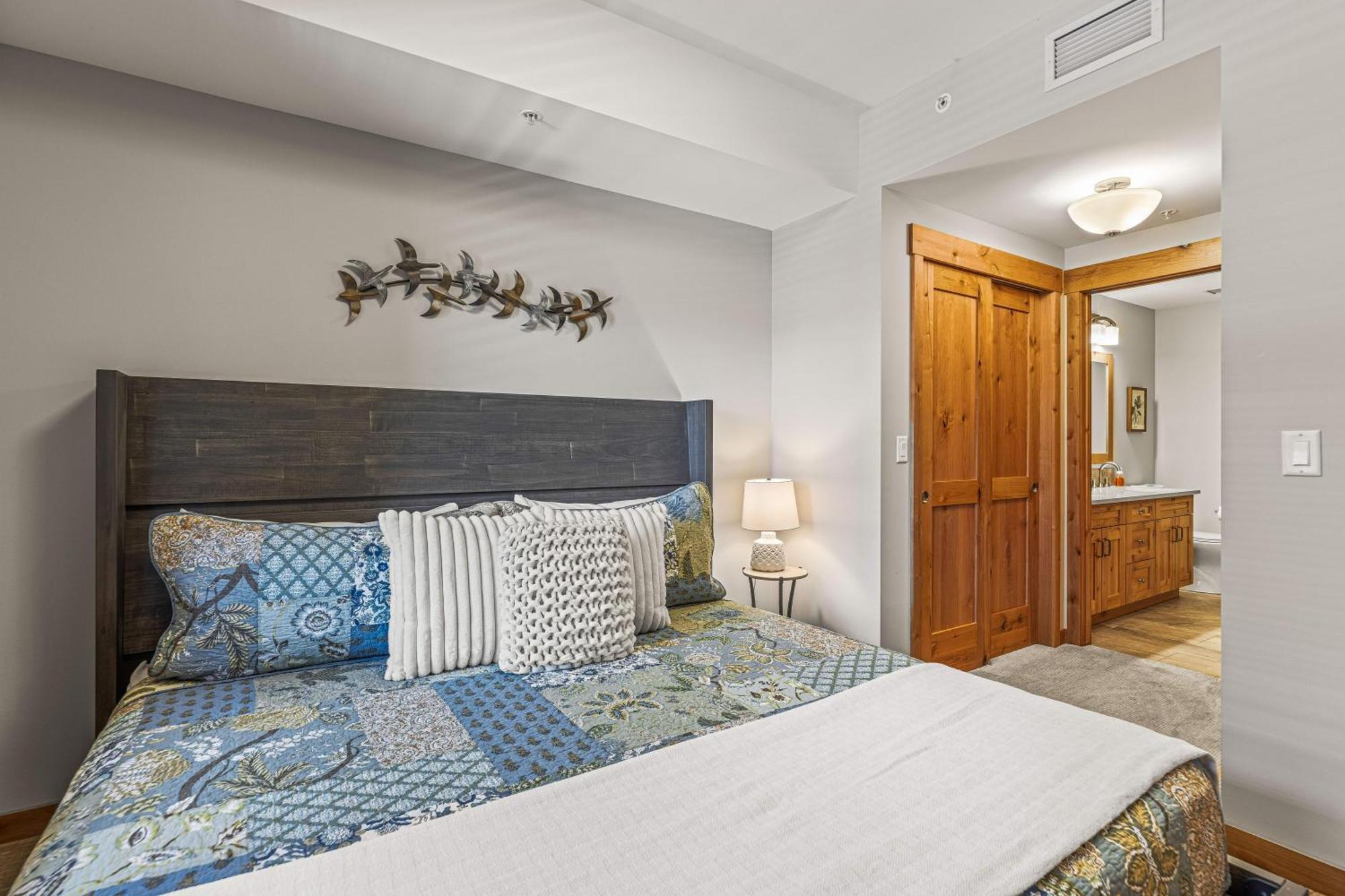 Spring Creek Luxury King One Bedroom At White Spruce Lodge แคนมอร์ ภายนอก รูปภาพ