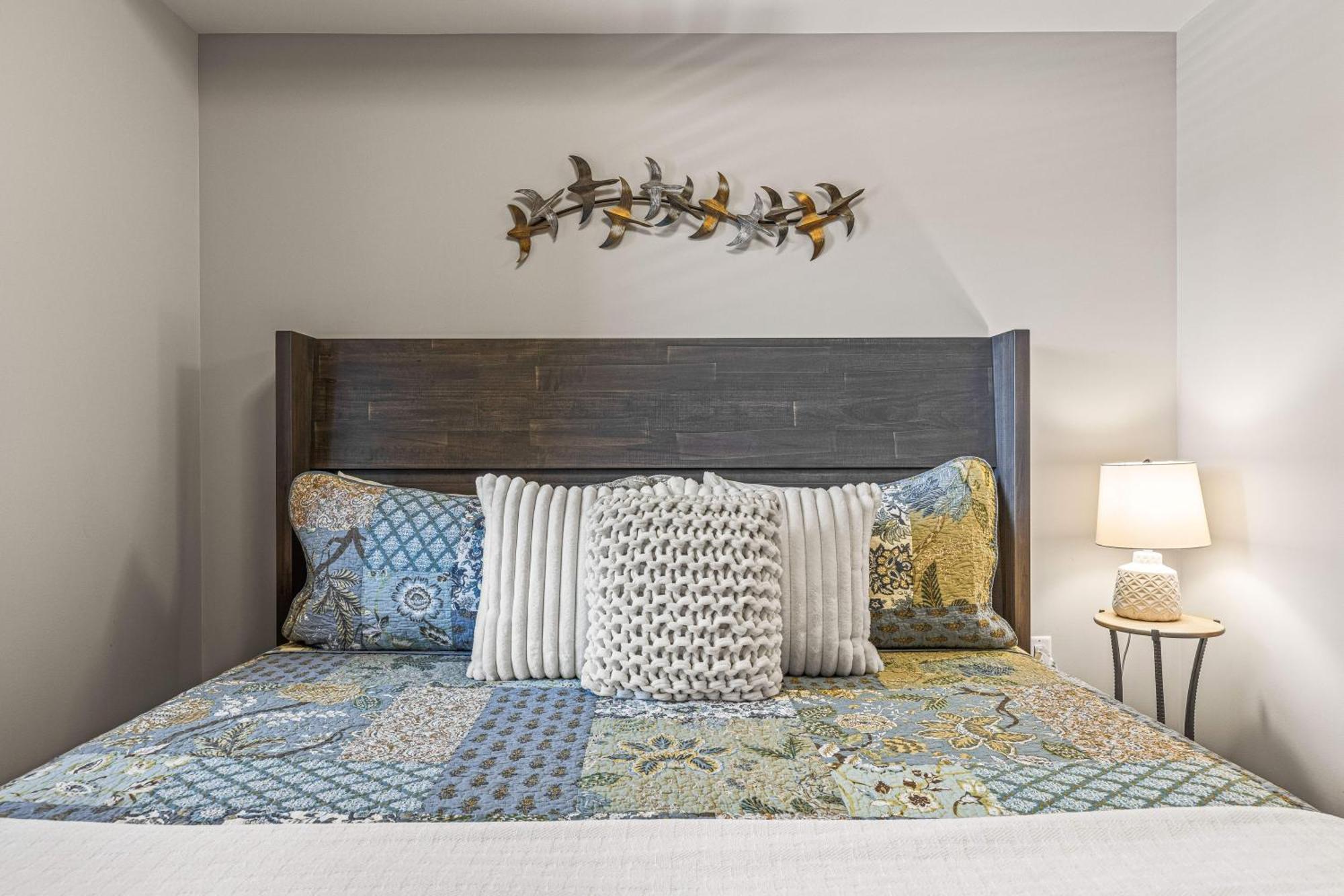 Spring Creek Luxury King One Bedroom At White Spruce Lodge แคนมอร์ ภายนอก รูปภาพ