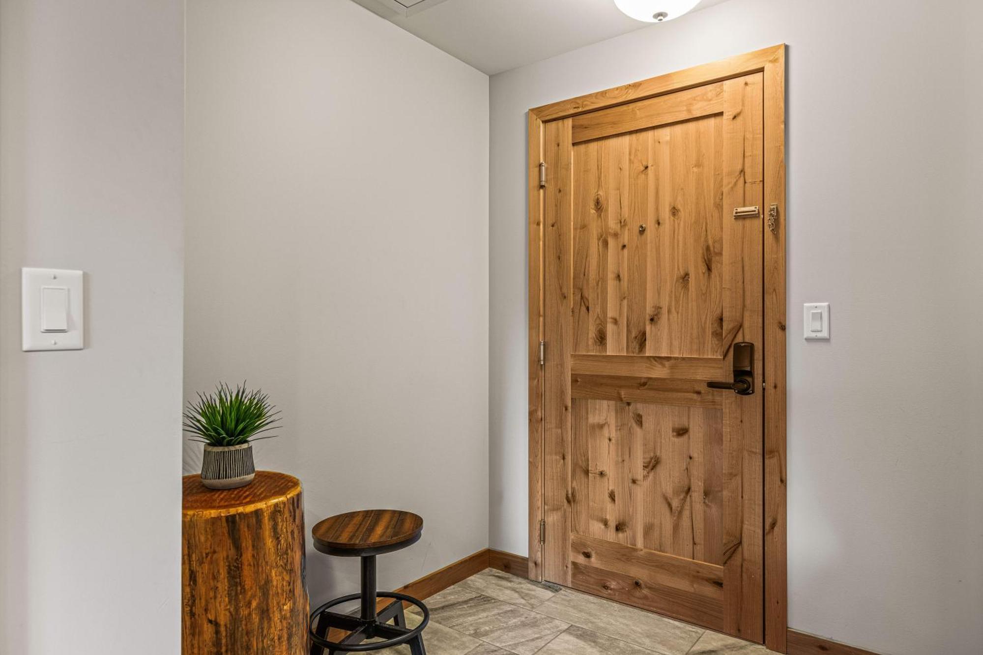 Spring Creek Luxury King One Bedroom At White Spruce Lodge แคนมอร์ ภายนอก รูปภาพ