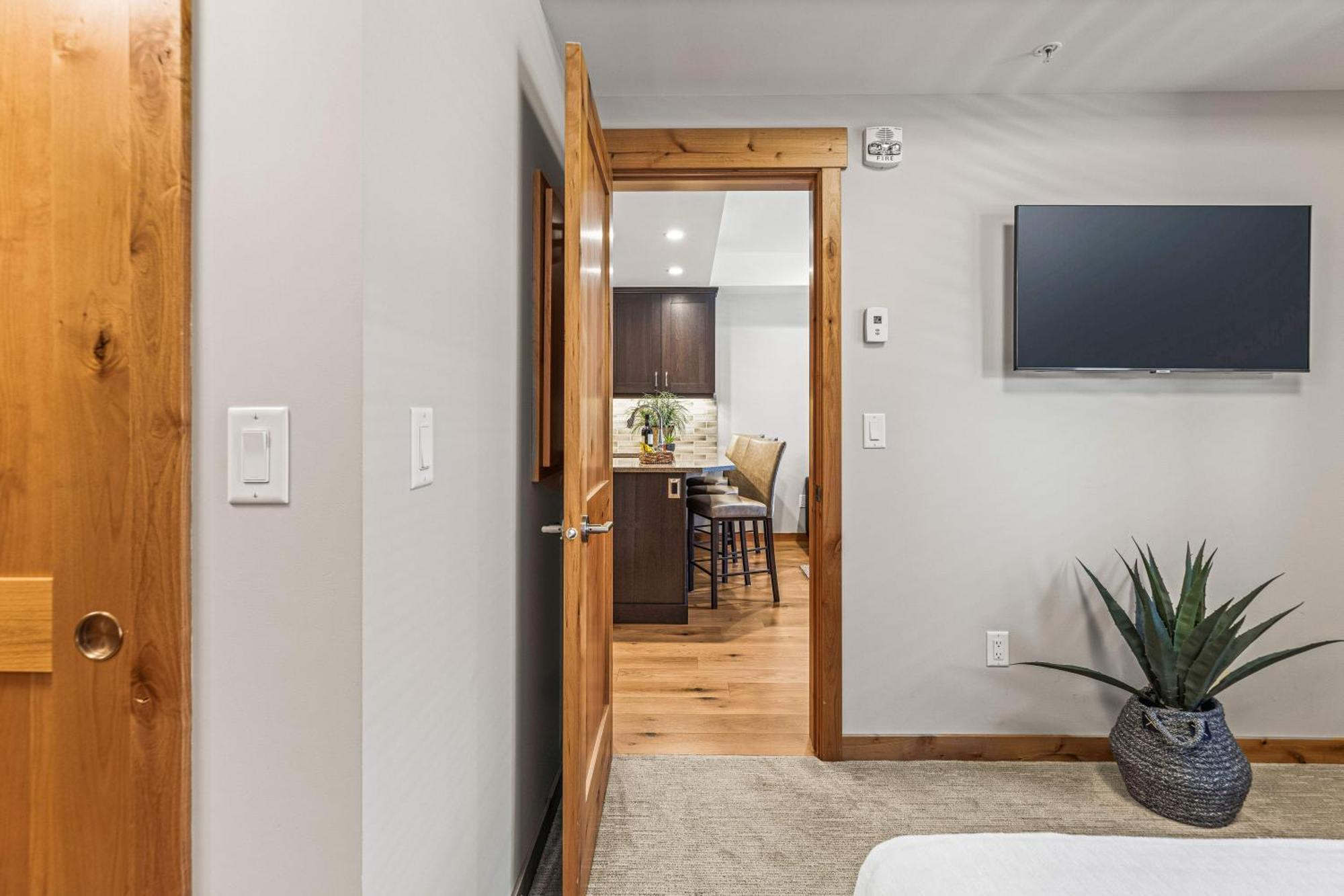 Spring Creek Luxury King One Bedroom At White Spruce Lodge แคนมอร์ ภายนอก รูปภาพ