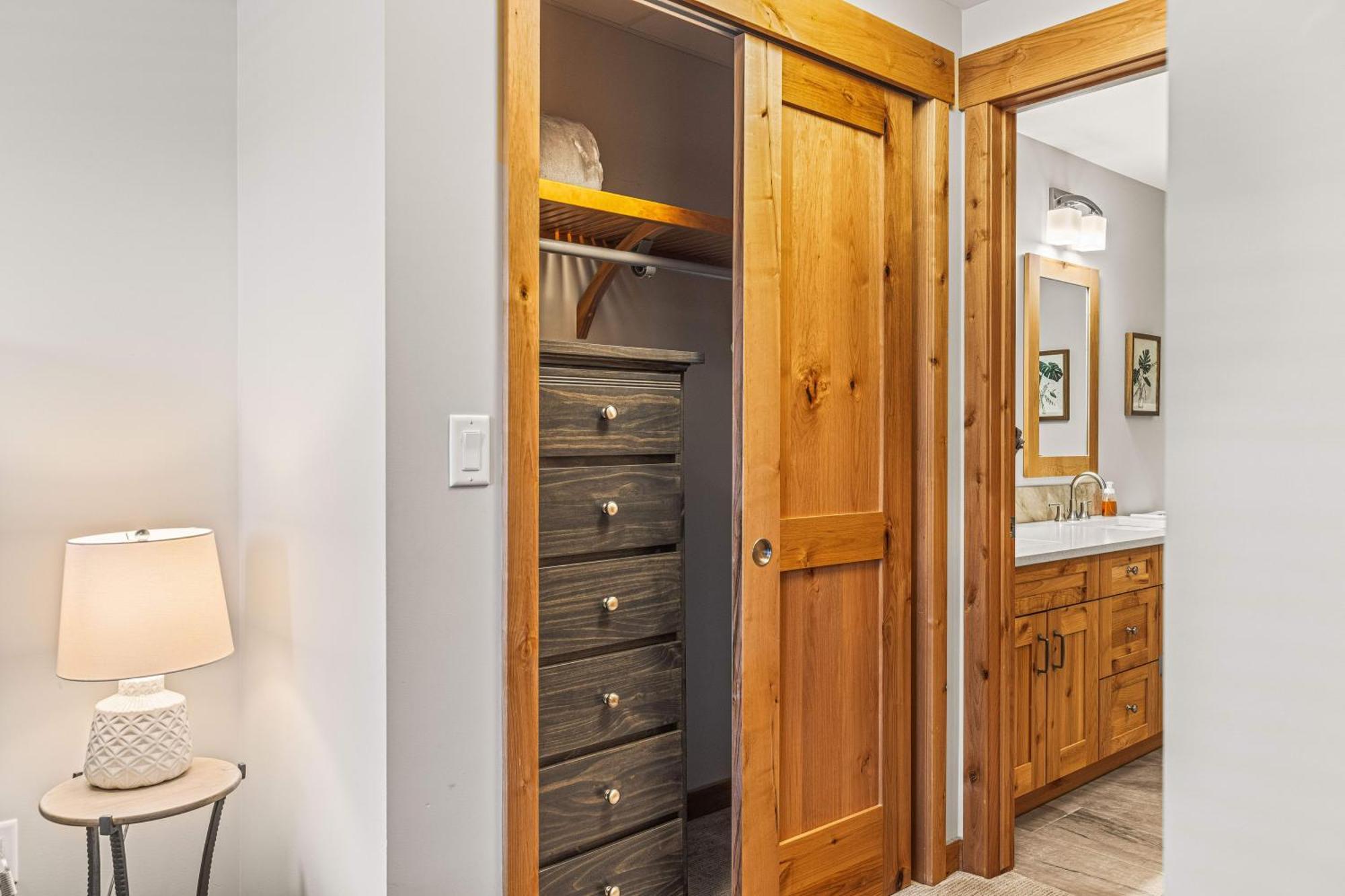 Spring Creek Luxury King One Bedroom At White Spruce Lodge แคนมอร์ ภายนอก รูปภาพ