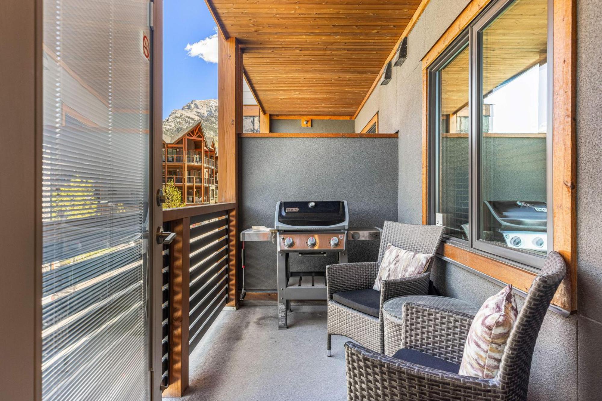 Spring Creek Luxury King One Bedroom At White Spruce Lodge แคนมอร์ ภายนอก รูปภาพ