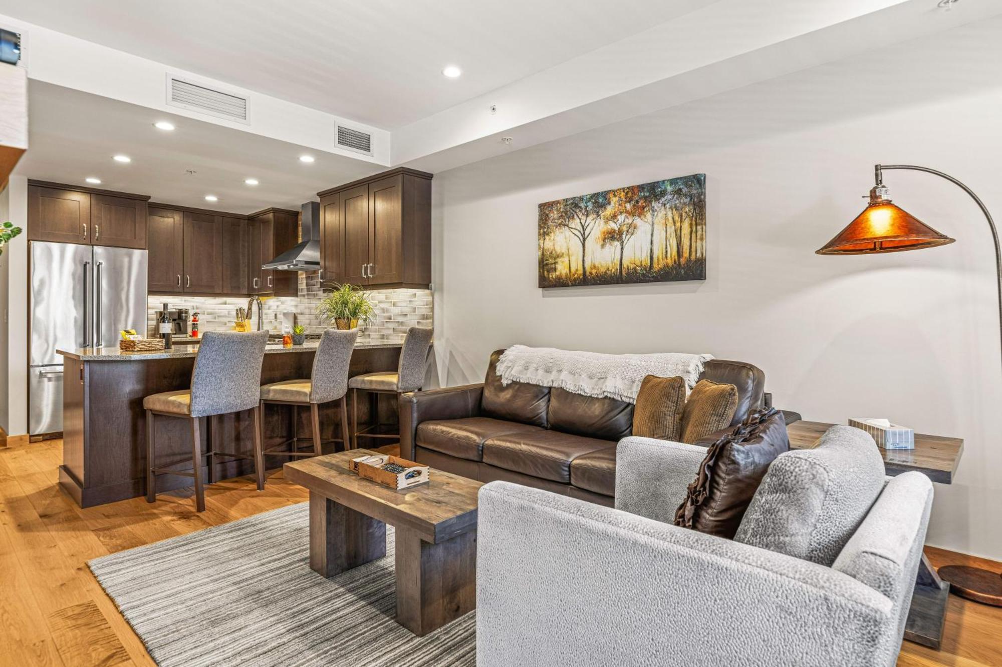 Spring Creek Luxury King One Bedroom At White Spruce Lodge แคนมอร์ ภายนอก รูปภาพ