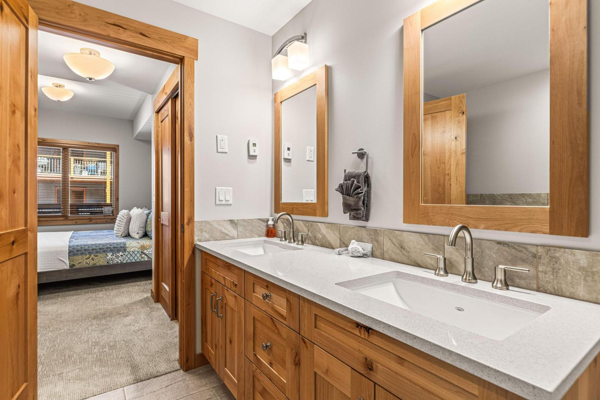 Spring Creek Luxury King One Bedroom At White Spruce Lodge แคนมอร์ ภายนอก รูปภาพ
