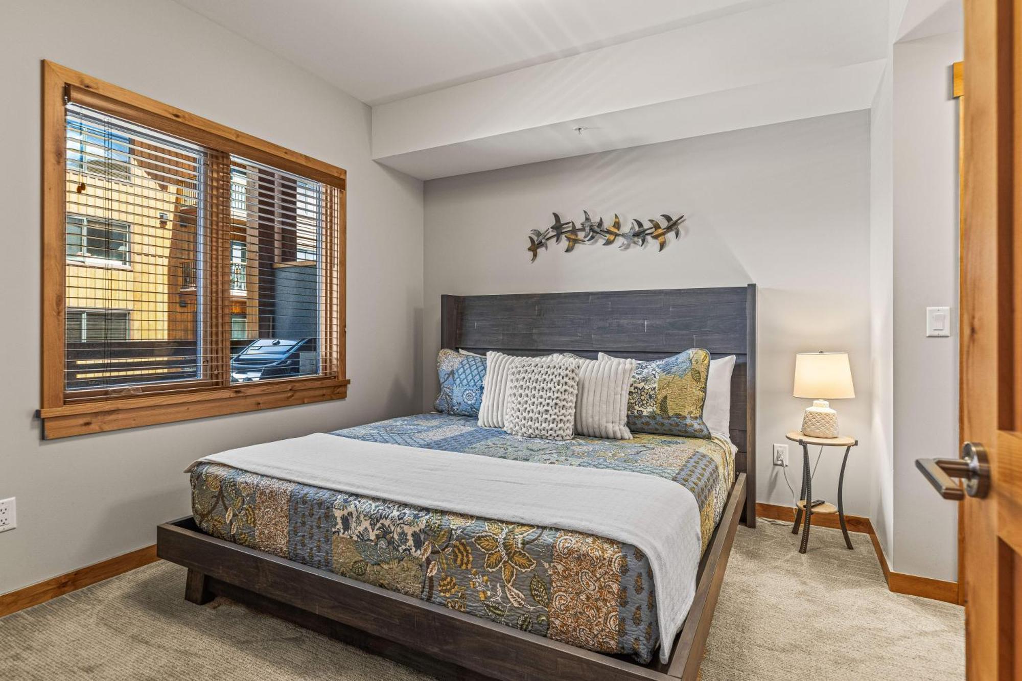 Spring Creek Luxury King One Bedroom At White Spruce Lodge แคนมอร์ ภายนอก รูปภาพ