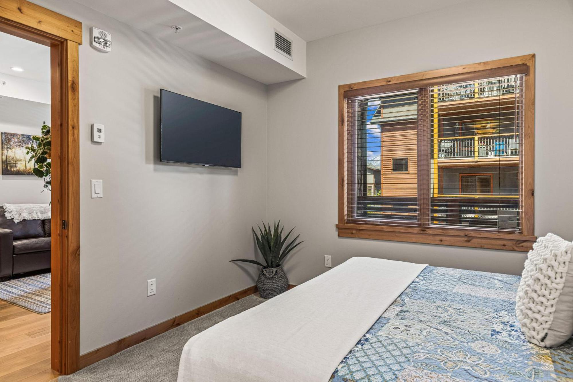 Spring Creek Luxury King One Bedroom At White Spruce Lodge แคนมอร์ ภายนอก รูปภาพ