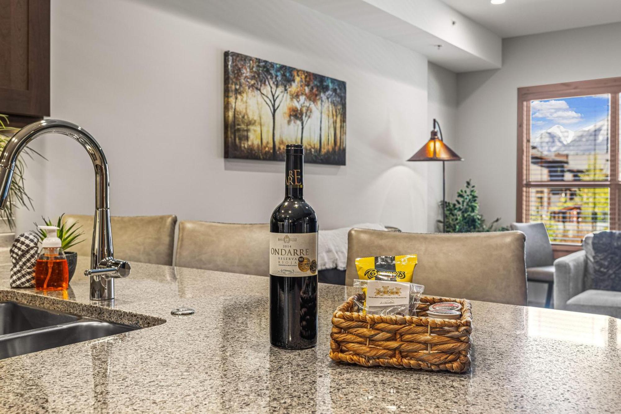 Spring Creek Luxury King One Bedroom At White Spruce Lodge แคนมอร์ ภายนอก รูปภาพ